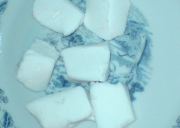 Fotografia przedstawiająca domowe marshmallows