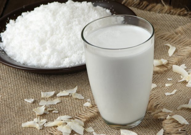 Fotografia przedstawiająca Domowe mleko kokosowe