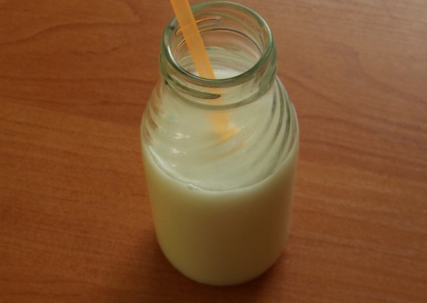 Fotografia przedstawiająca Domowe mleko kokosowe