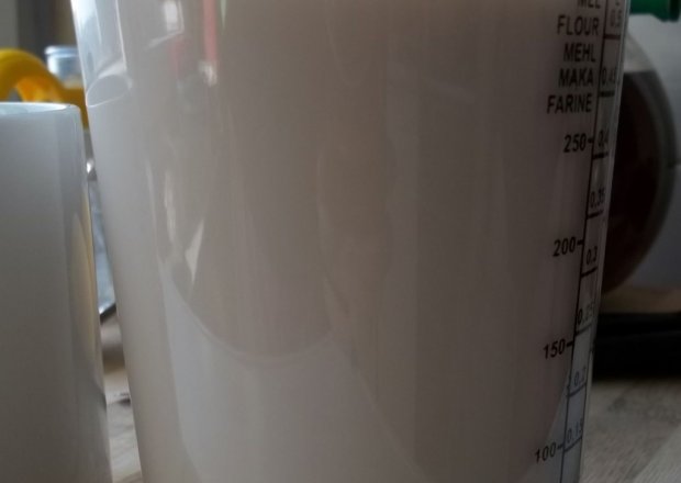 Fotografia przedstawiająca domowe mleko sojowe