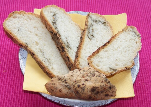Fotografia przedstawiająca Domowe pieczywo nr 16, czyli chlebek czosnkowy z mocnym aromatem bazylii :)