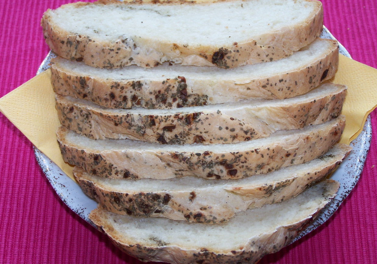 Domowe pieczywo nr 16, czyli chlebek czosnkowy z mocnym aromatem bazylii :) foto