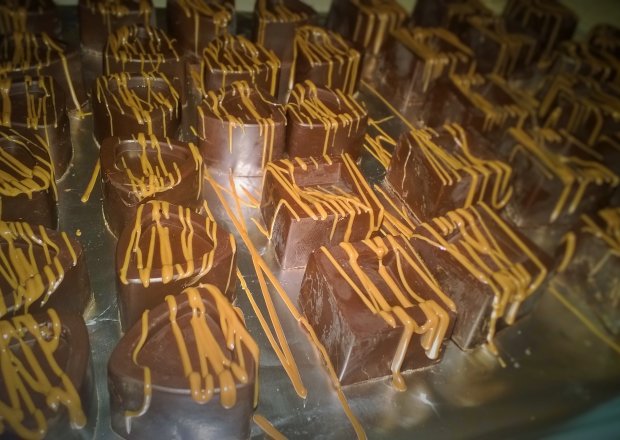 Fotografia przedstawiająca Domowe pralinki z kremem czekoladowo-orzechowym