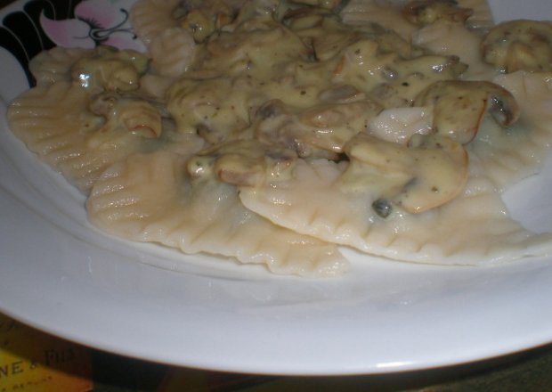 Fotografia przedstawiająca Domowe ravioli ze szpinakiem, pieczarkami i grzybami Shiitake podane z sosem pieczarkowym
