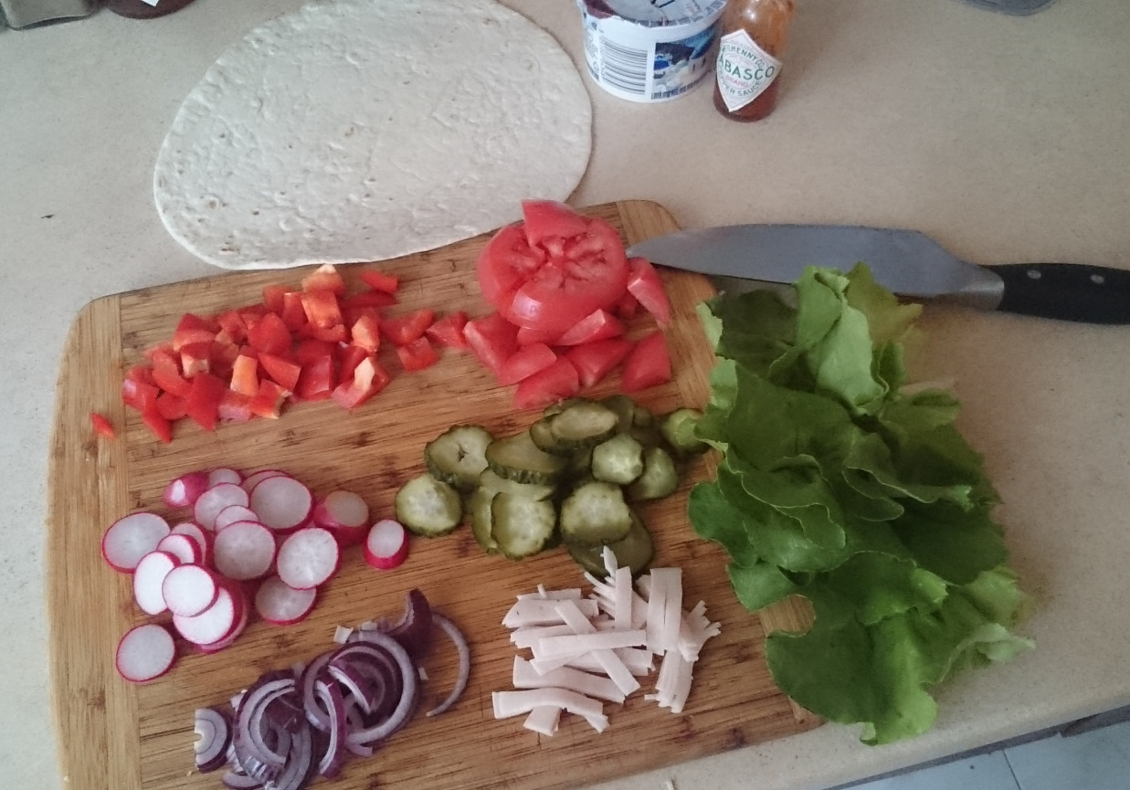 domowe rollo czyli tortilla z warzywami foto