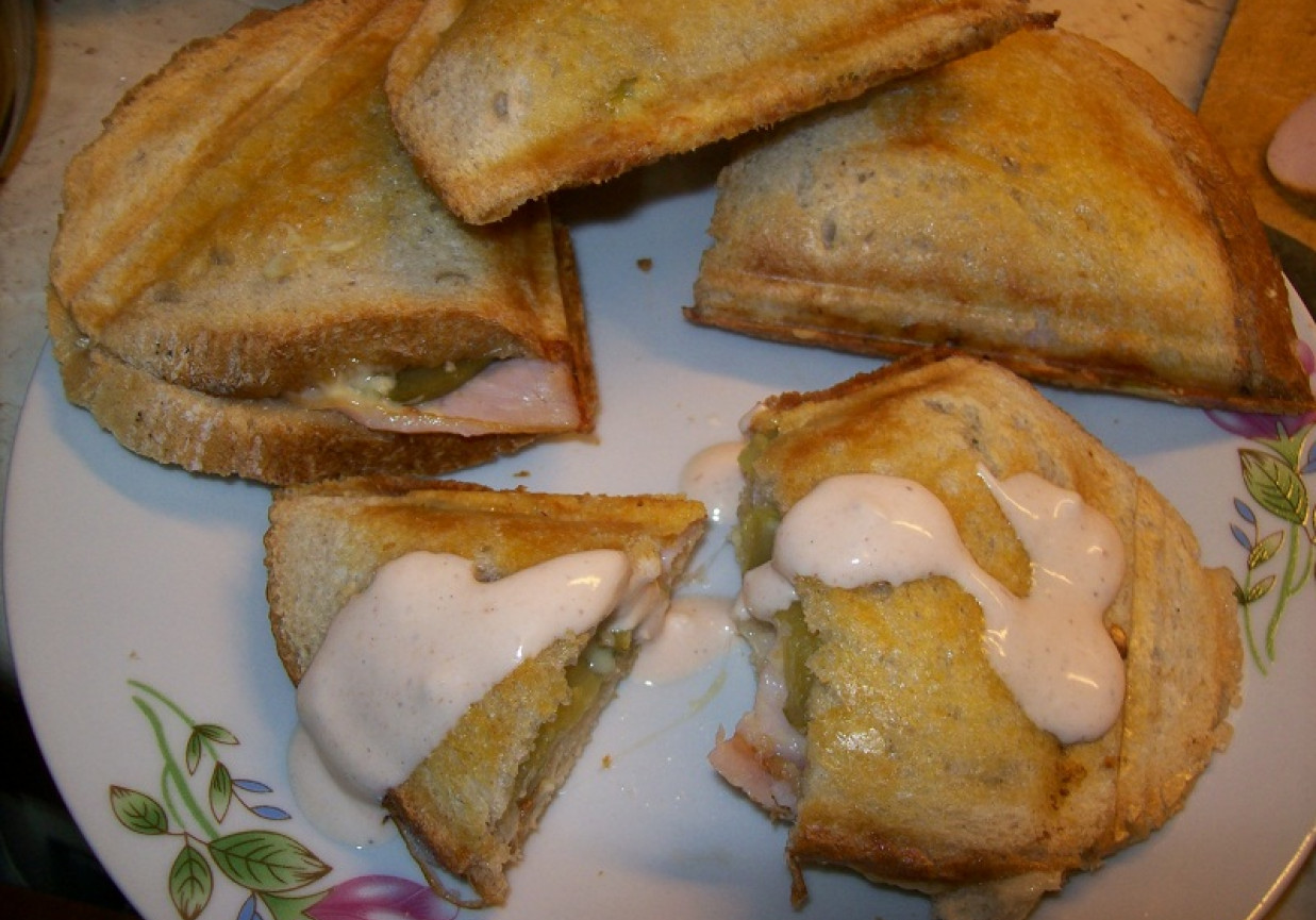 domowe sandwiche z  sosem czosnkowym foto