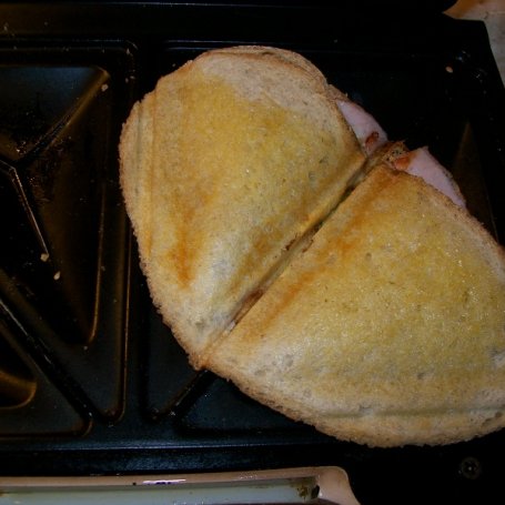 Krok 2 - domowe sandwiche z  sosem czosnkowym foto