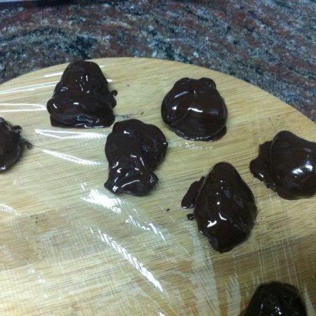 Krok 3 - Domowe śliwki w czekoladzie foto