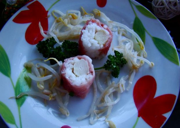 Fotografia przedstawiająca Domowe sushi z szparaga poda z kiełkami sojowymi