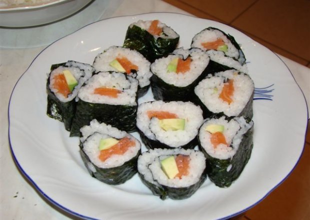 Fotografia przedstawiająca domowe sushi