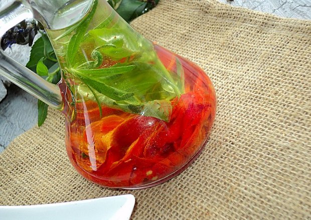 Fotografia przedstawiająca Domowy aromatyzowany pepperoni i ziołami  olej rzepakowy