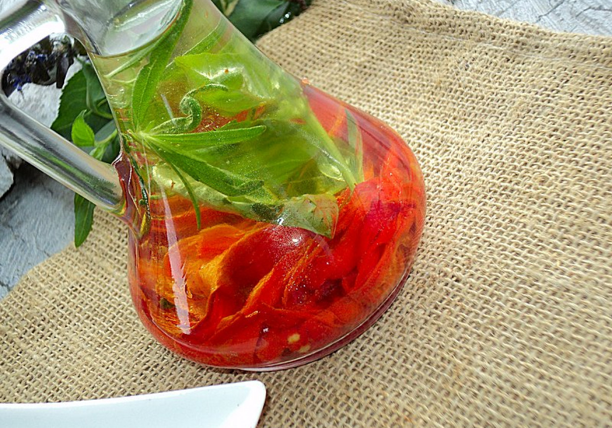Domowy aromatyzowany pepperoni i ziołami  olej rzepakowy  foto