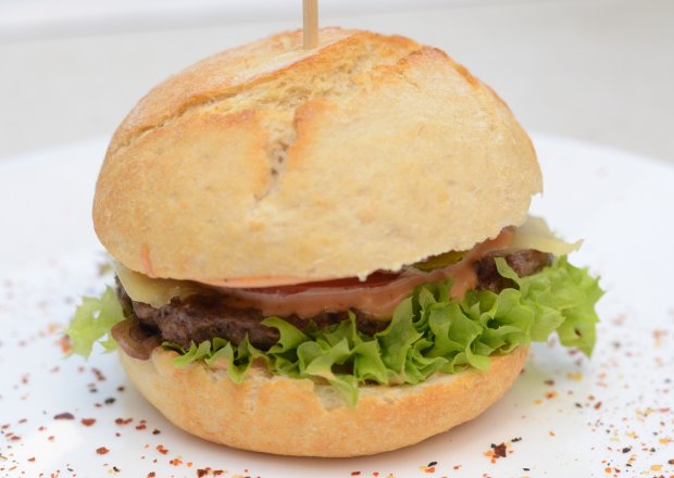 Domowy burger - jak go zrobić? foto