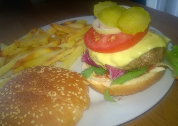 Fotografia przedstawiająca Domowy burger z frytkami