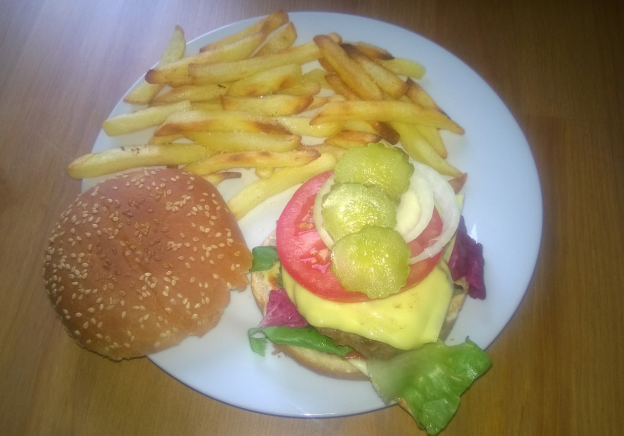 Domowy burger z frytkami foto