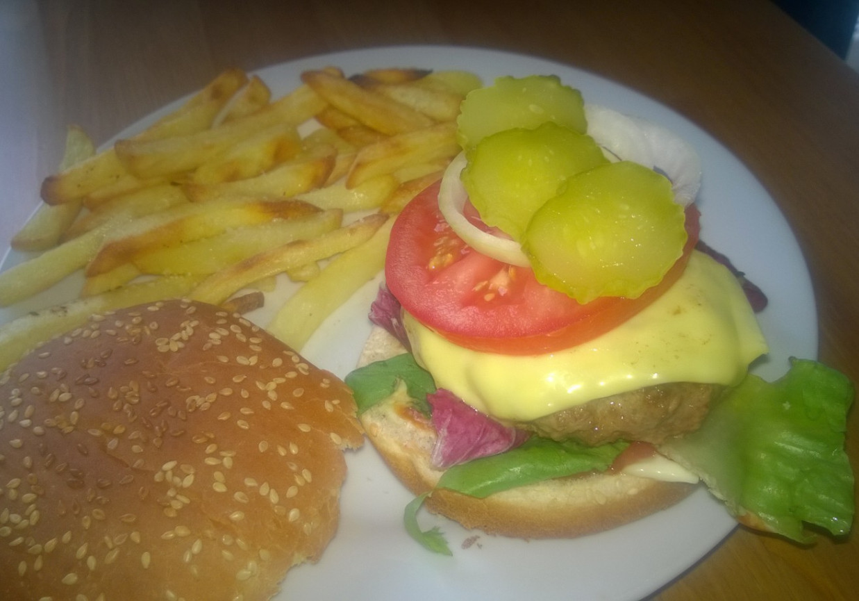 Domowy burger z frytkami foto