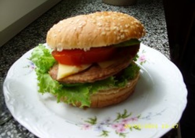 Fotografia przedstawiająca Domowy cheeseburger