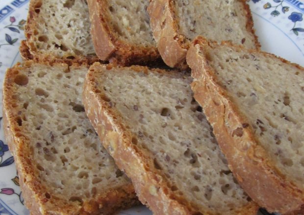 Fotografia przedstawiająca DOmowy chleb na zakwasie