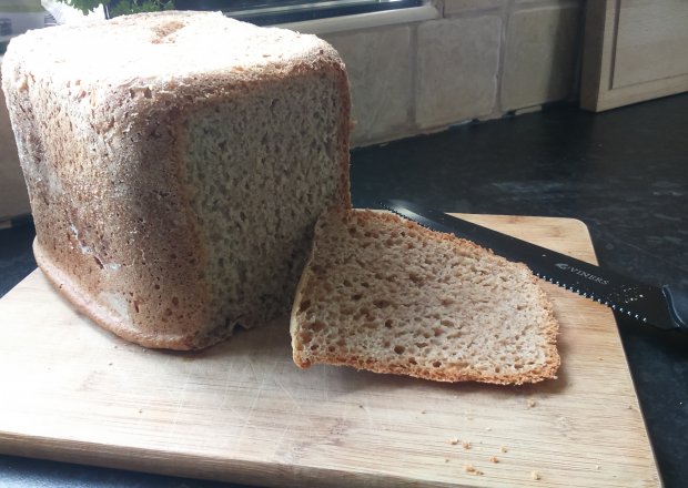 Fotografia przedstawiająca Domowy chleb pełnoziarnisto razowy
