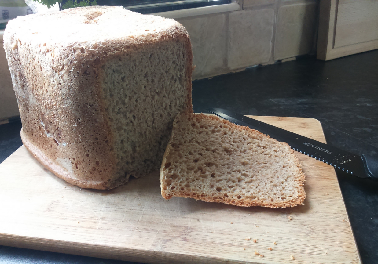 Domowy chleb pełnoziarnisto razowy foto