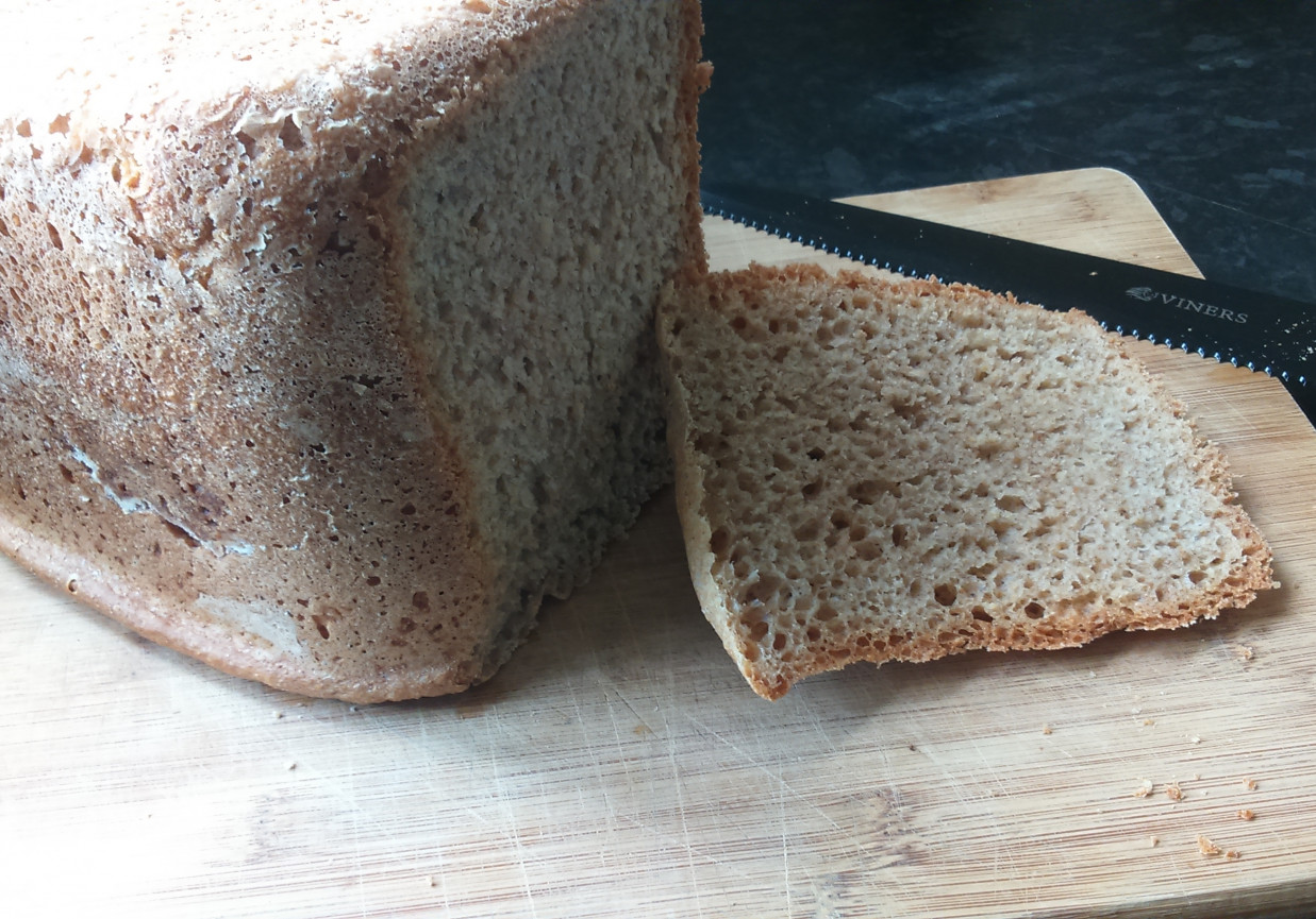 Domowy chleb pełnoziarnisto razowy foto