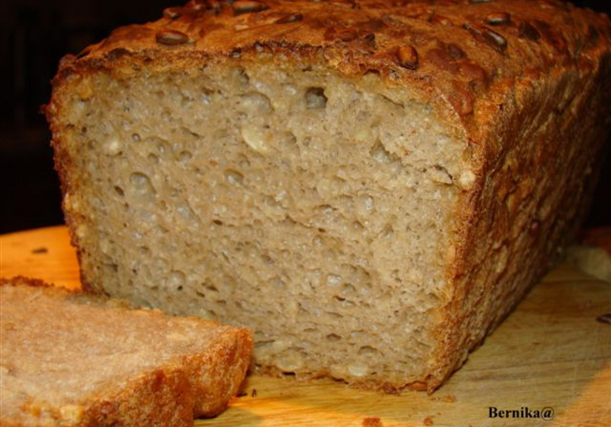 Domowy chleb pszenno-żytni ze słonecznikiem foto