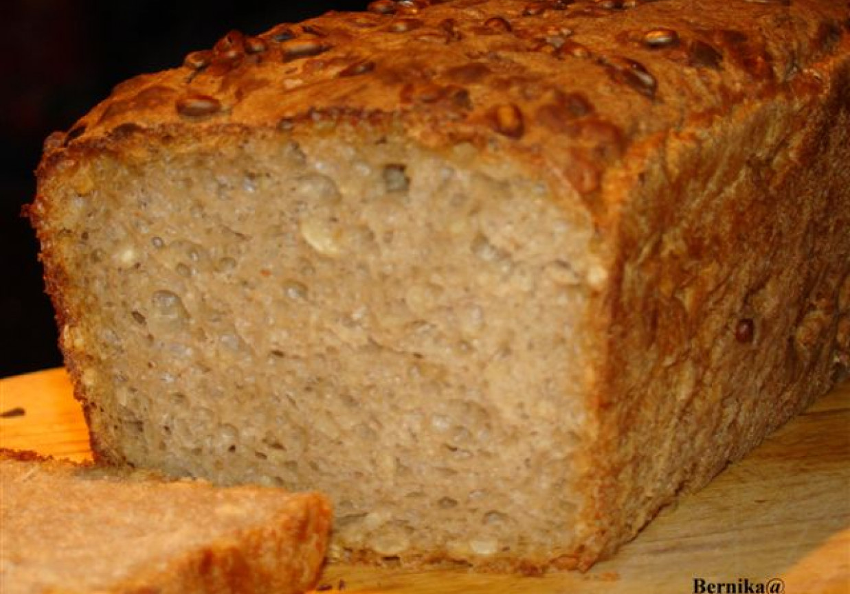 Domowy chleb pszenno-żytni ze słonecznikiem foto