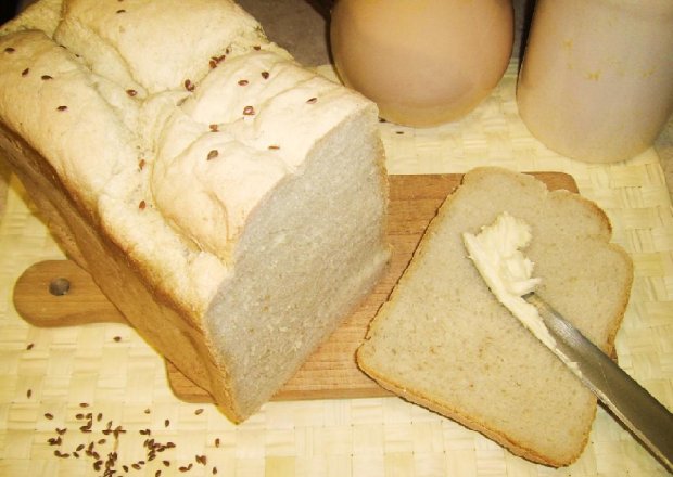 Fotografia przedstawiająca Domowy chleb pszenny z siemieniem lnianym