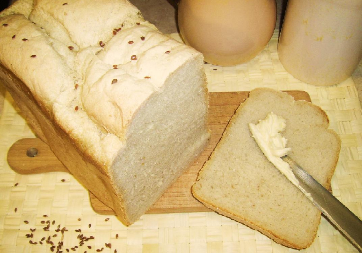 Domowy chleb pszenny z siemieniem lnianym foto