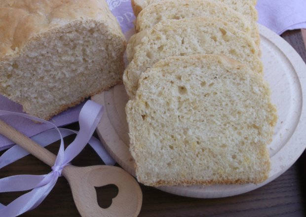Fotografia przedstawiająca Domowy chleb tostowy.