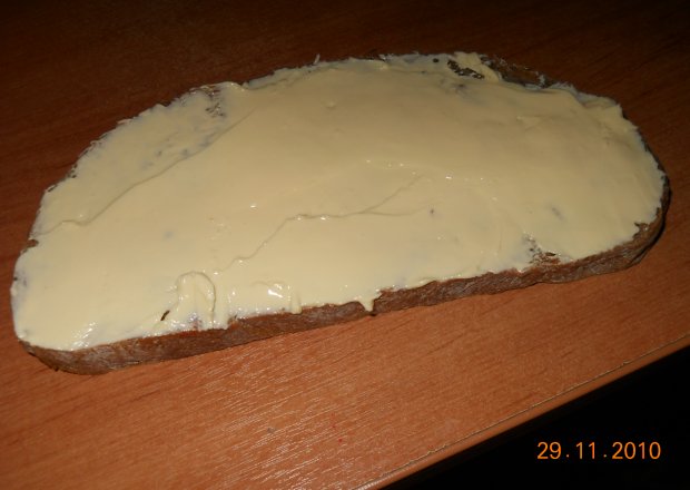 Fotografia przedstawiająca domowy chleb z masłem