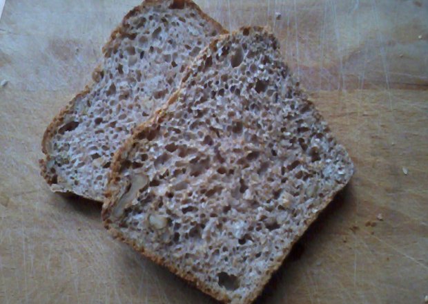 Fotografia przedstawiająca Domowy chleb z orzechami