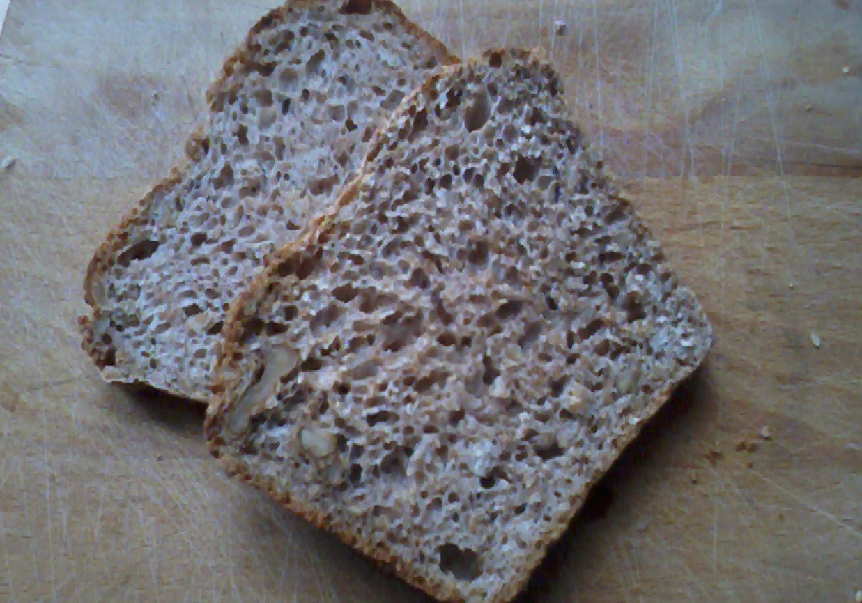 Domowy chleb z orzechami foto