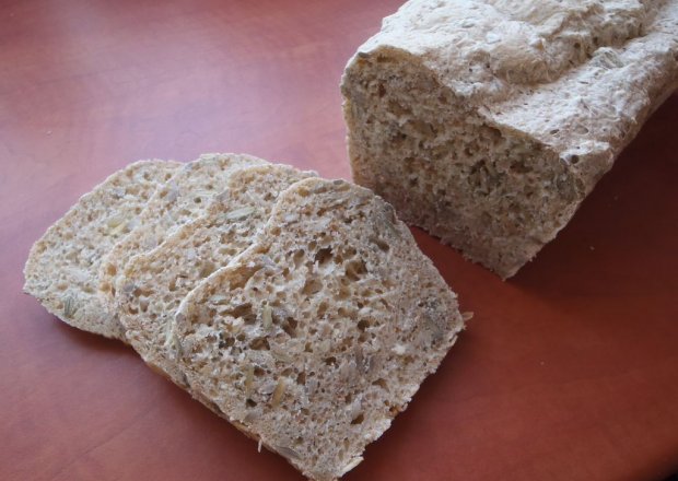 Fotografia przedstawiająca Domowy chleb z ziarnami