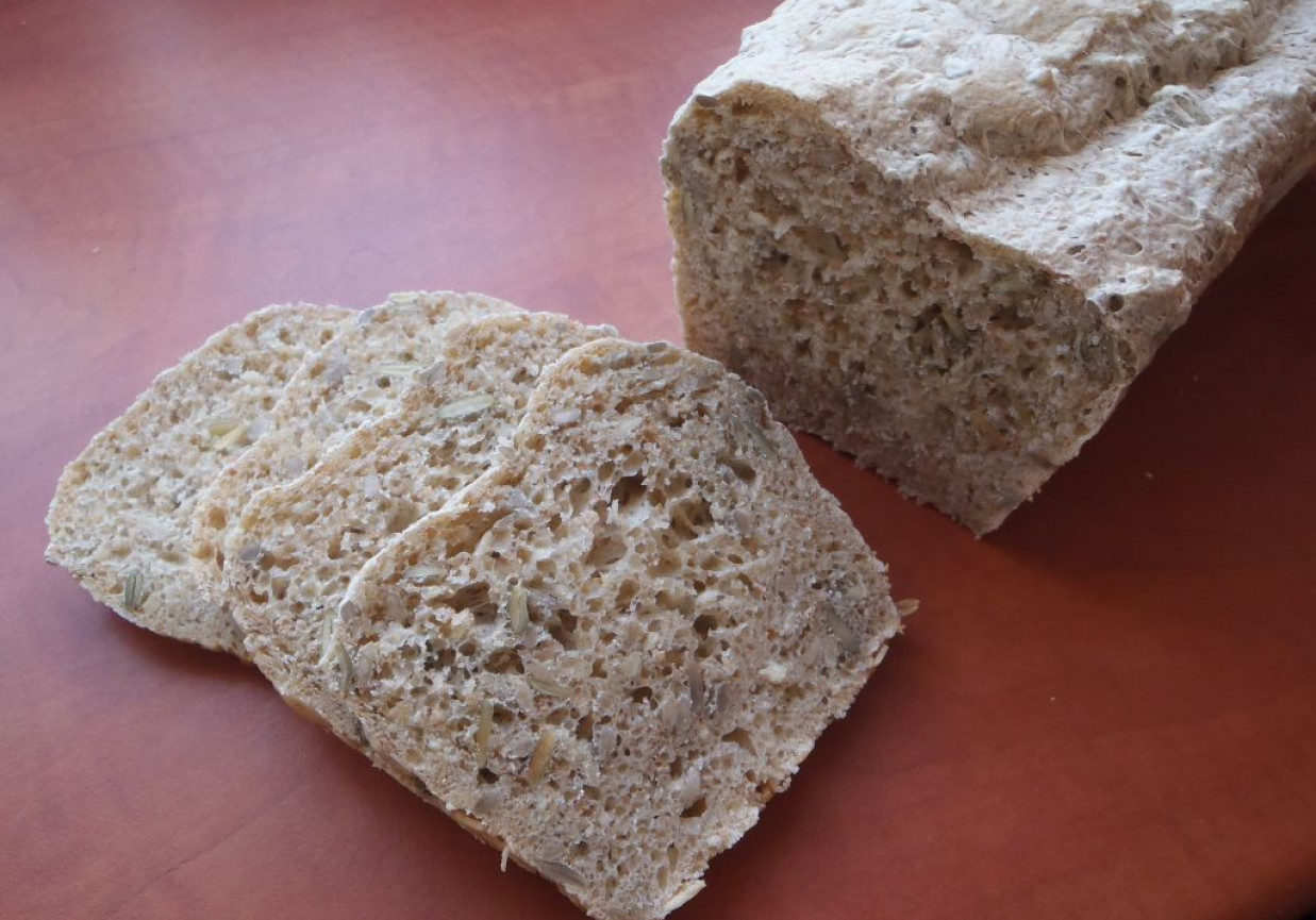 Domowy chleb z ziarnami foto