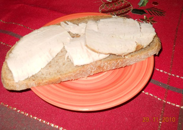 Fotografia przedstawiająca domowy chleb ze schabem