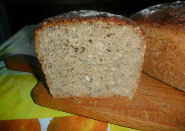 Fotografia przedstawiająca domowy chleb