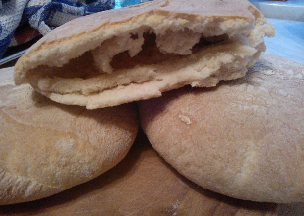 Fotografia przedstawiająca Domowy chlebek PITA