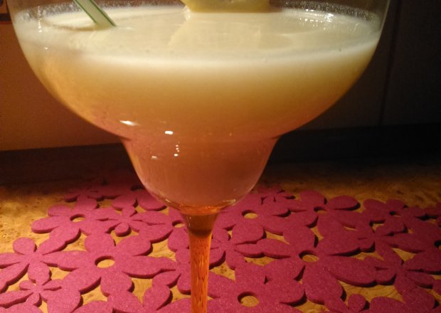 Fotografia przedstawiająca Domowy drink pinacolada