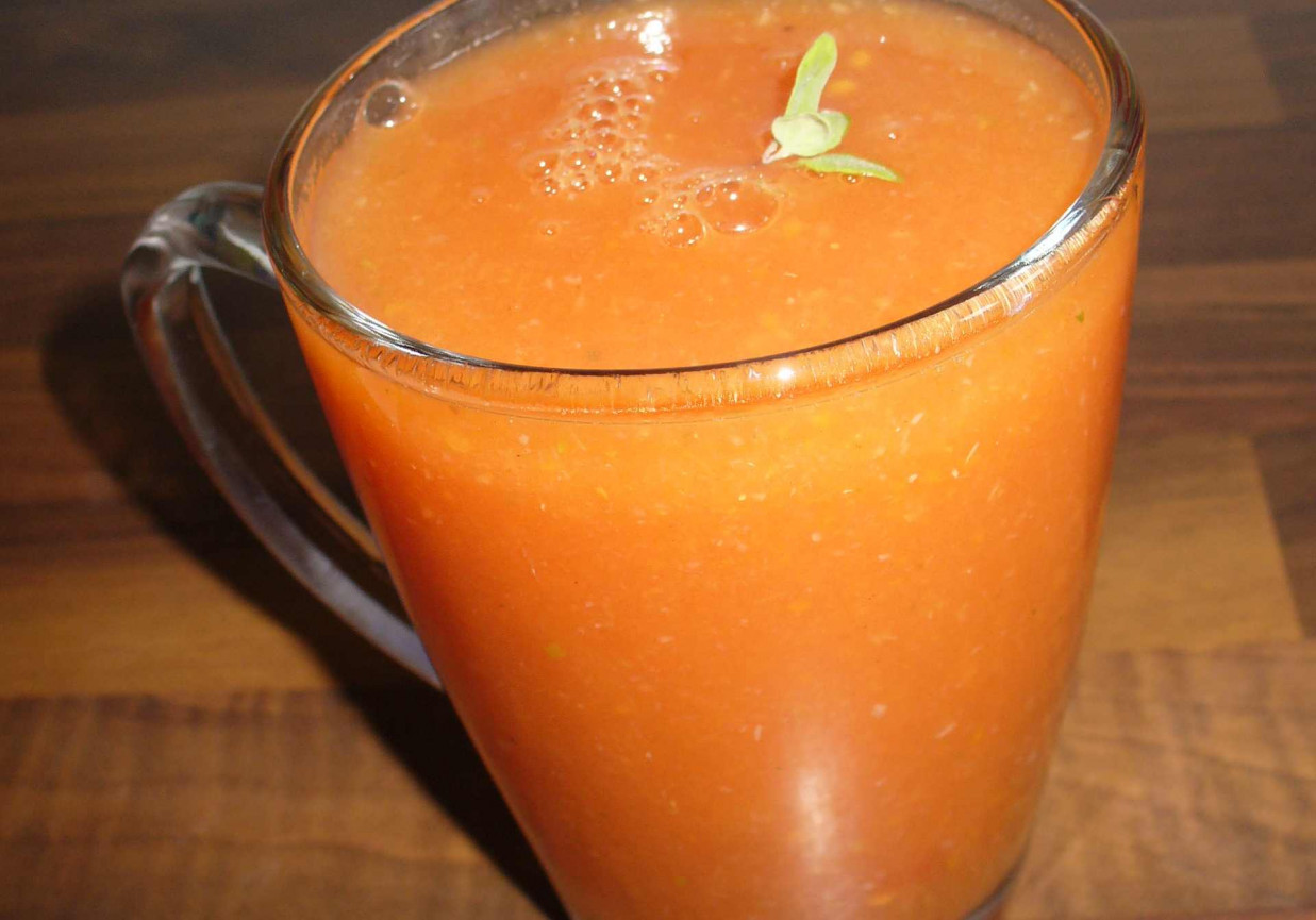 Domowy gorący kubek pomidorowo ziołowy foto