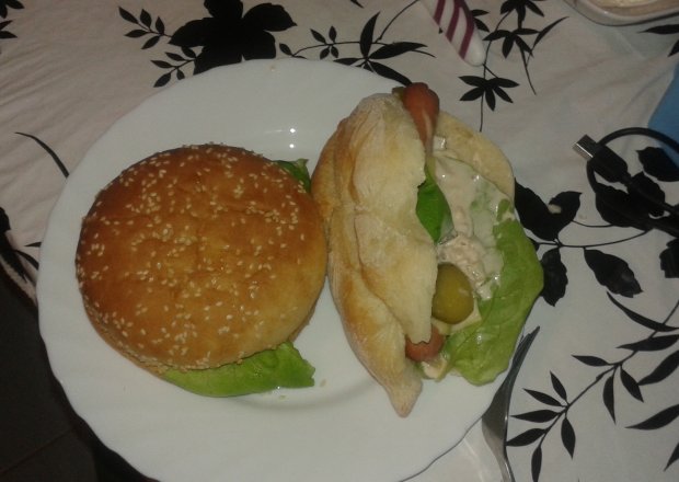 Fotografia przedstawiająca domowy hamburger i hot dog