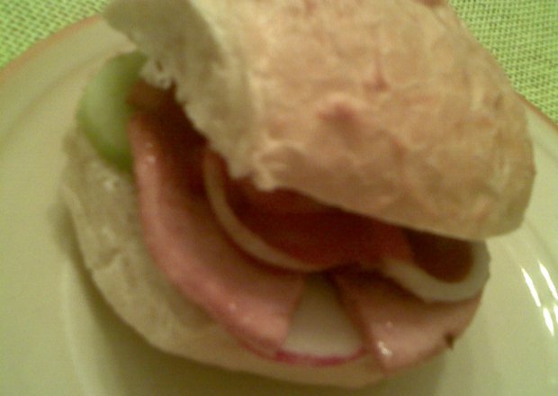 Fotografia przedstawiająca Domowy hamburger z mortadeli