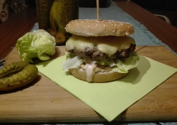 Fotografia przedstawiająca Domowy hamburger