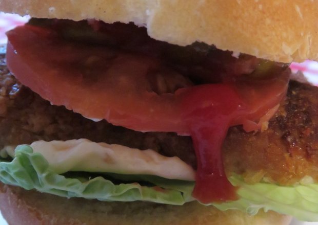 Fotografia przedstawiająca domowy hamburger