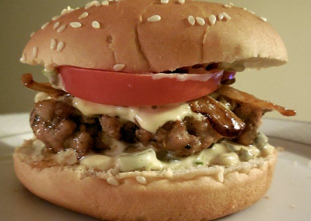 Fotografia przedstawiająca Domowy hamburger