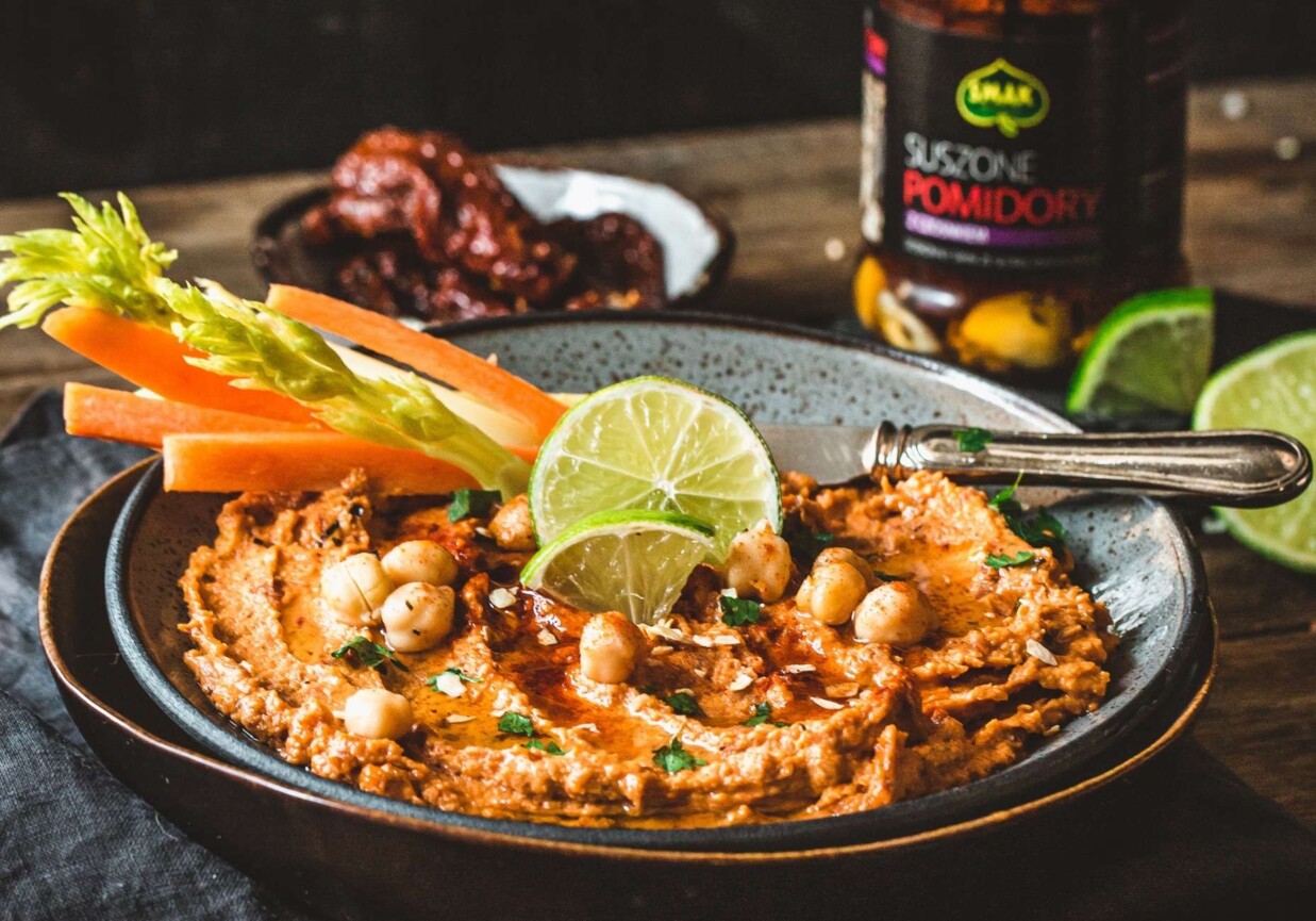 Domowy hummus z suszonymi pomidorami foto