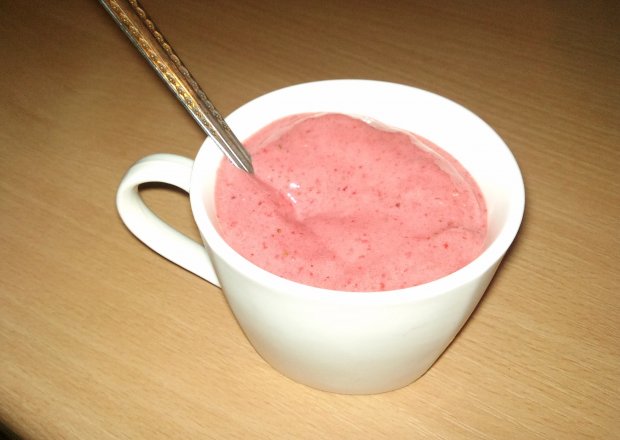 Fotografia przedstawiająca Domowy jogurt truskawkowy