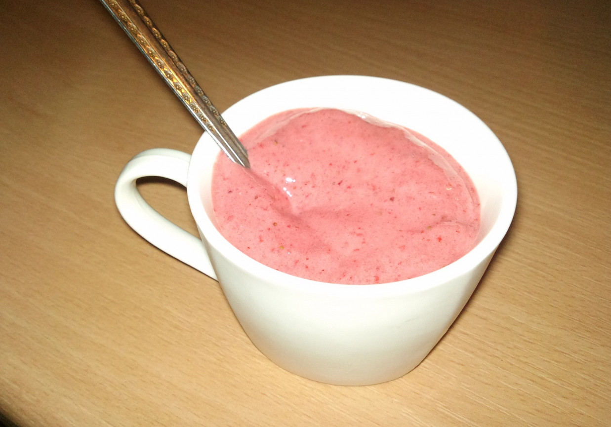 Domowy jogurt truskawkowy foto