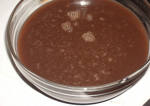 Fotografia przedstawiająca domowy kakaowy sos karmelowy