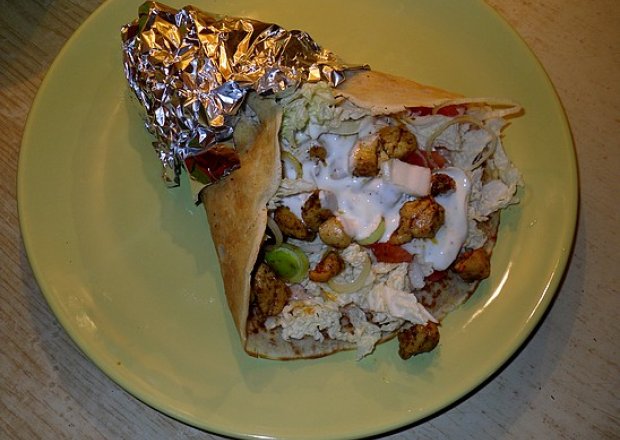 Fotografia przedstawiająca Domowy kebab w tortilli